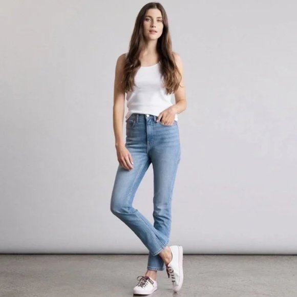 Elizabeth and James High Waisted Vintage Straight Jeans Light Wash Size 10 / 30 - Picture 3 of 8